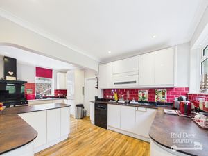 Kitchen/Breakfast Room- click for photo gallery
